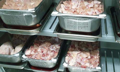 Контейнеры с мясом в холодильнике